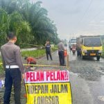 Antisipasi Laka Lantas, Satlantas Polres Siak Timbun Jalan Rusak di Perawang–Dayun