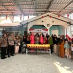 Polwan Polda Kaltim dan Bhayangkari Bagikan Bantuan Minyak Goreng untuk Warga Balikpapan Timur