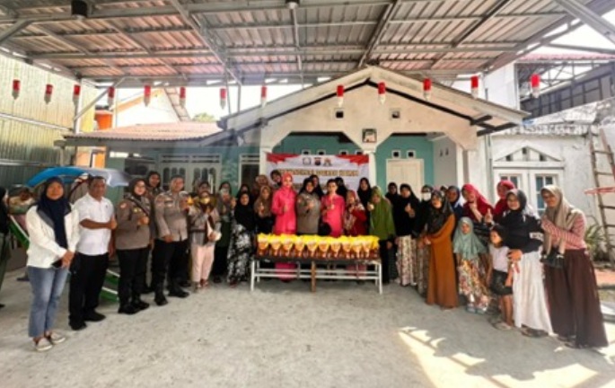 Polwan Polda Kaltim dan Bhayangkari Bagikan Bantuan Minyak Goreng untuk Warga Balikpapan Timur