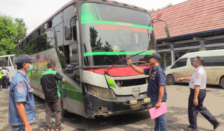 Ramp Check Lebaran 2026 di Terminal Rembang, Satlantas Temukan Ban Bus Tak Layak Pakai